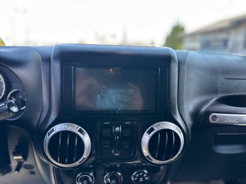 Used 2015 Jeep Wrangler Unlimited Rubicon w/ Connectivity Group AWD/4WD image 14