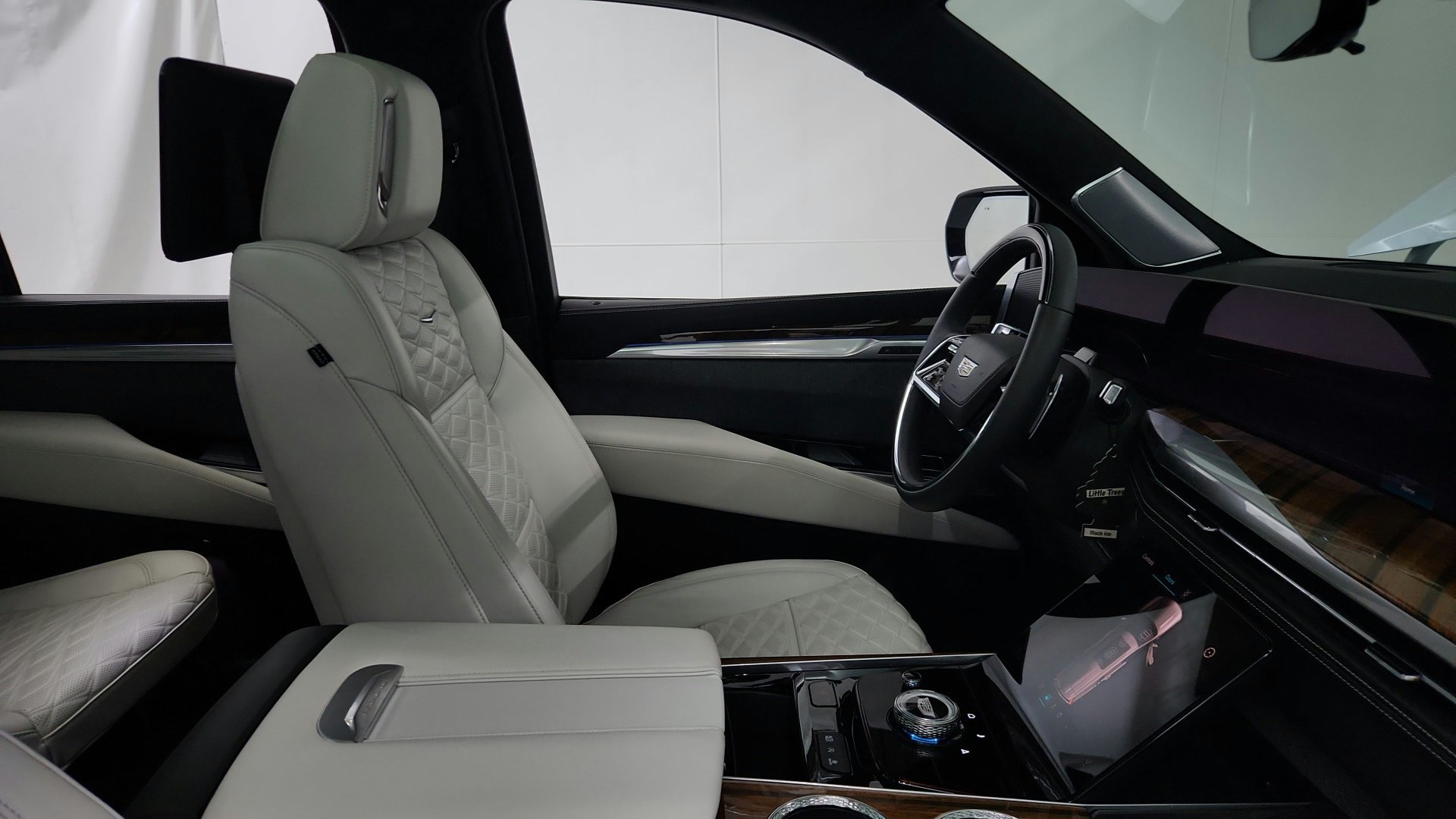 Certified 2026 Cadillac Escalade Platinum Sport w/ LPO, ONYX Package AWD/4WD image 30