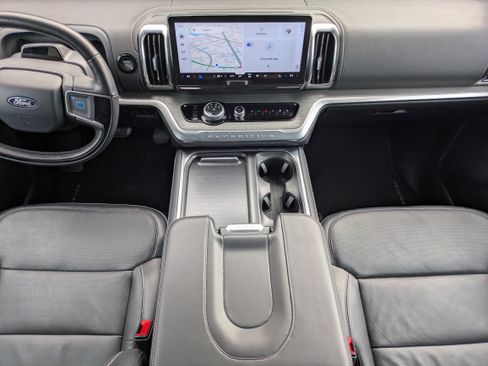 Used 2025 Ford Expedition Platinum AWD/4WD image 22