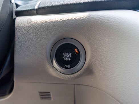 Used 2024 Chrysler Pacifica Touring-L FWD image 22