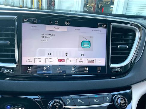 Used 2024 Chrysler Pacifica Touring-L image 31