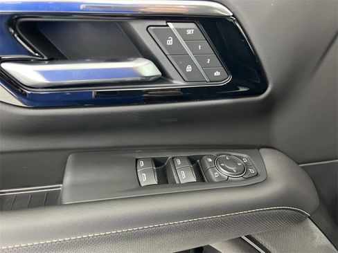 New 2025 Chevrolet Suburban Premier image 21