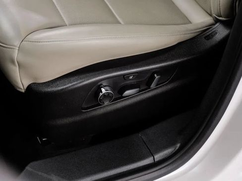 Used 2021 Cadillac XT4 Premium Luxury FWD image 38