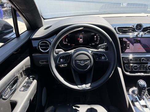 Used 2024 Bentley Bentayga image 12