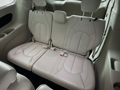 Used 2017 Chrysler Pacifica Touring-L image 29