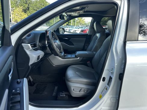 Used 2023 Toyota Highlander XLE FWD image 2