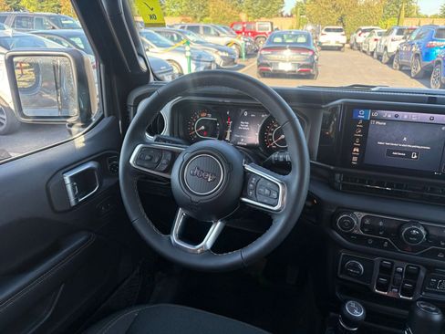 Used 2025 Jeep Wrangler Unlimited Sahara AWD/4WD image 34