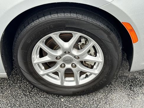 Used 2023 Chrysler Pacifica Touring-L image 12