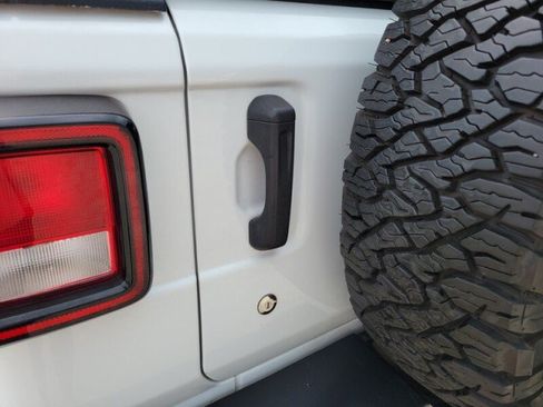 Used 2020 Jeep Wrangler Unlimited Sahara AWD/4WD image 8