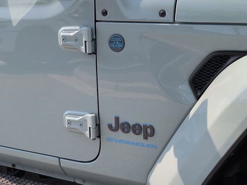 Used 2024 Jeep Wrangler Unlimited AWD/4WD image 14