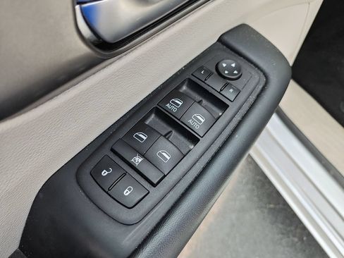 Used 2023 Chrysler Pacifica Touring-L FWD image 11