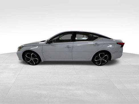 Used 2023 Nissan Altima 2.5 SR w/ SR Premium Package image 4