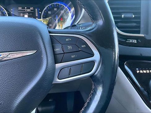 Used 2020 Chrysler Pacifica Touring-L image 19