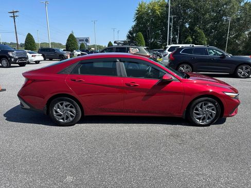 Used 2024 Hyundai Elantra Blue FWD image 8