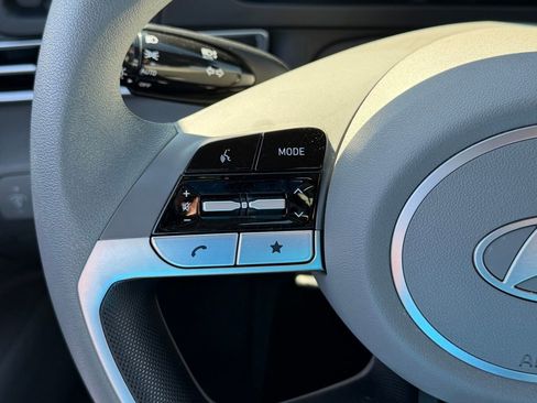 Used 2025 Hyundai Elantra SE image 12