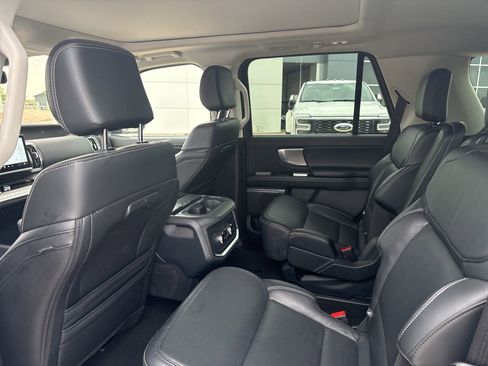 Used 2025 Ford Expedition Platinum image 10