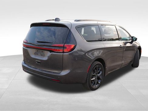 Used 2023 Chrysler Pacifica Touring-L w/ S Appearance Package AWD/4WD image 3