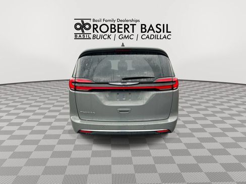Used 2023 Chrysler Pacifica Touring-L FWD image 7