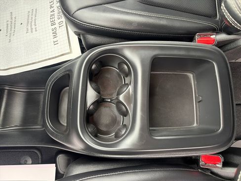 Used 2025 Chrysler Pacifica Select FWD image 25