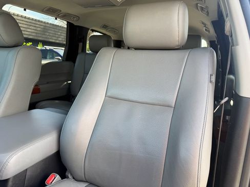 Used 2018 Toyota Sequoia Platinum AWD/4WD image 30