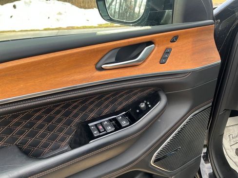 Used 2022 Jeep Grand Cherokee Summit image 11