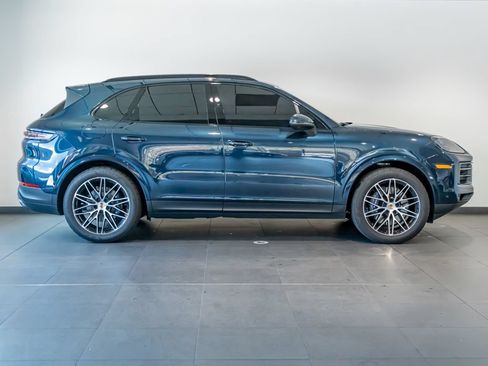 Certified 2025 Porsche Cayenne AWD/4WD image 8