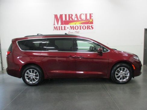 Used 2022 Chrysler Pacifica Touring-L image 6