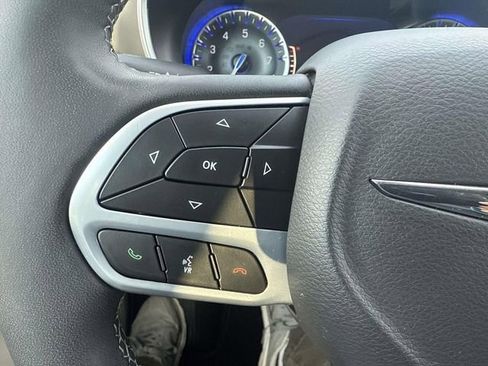 Used 2024 Chrysler Pacifica Touring-L image 29