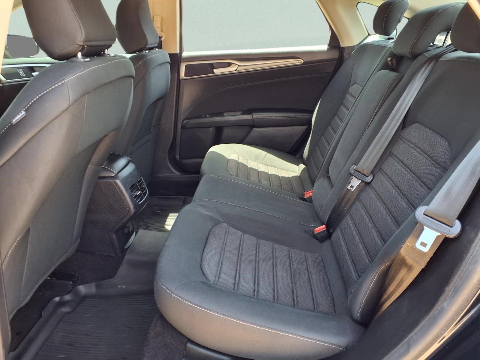 Used 2020 Ford Fusion SE FWD image 10