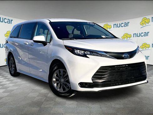Certified 2024 Toyota Sienna LE image 1