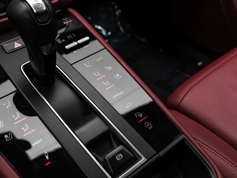 Used 2023 Porsche Macan Turbo image 26