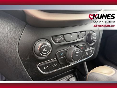 Used 2016 Jeep Cherokee Latitude FWD image 25