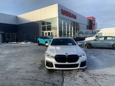 Used 2020 BMW 740i w/ M Sport Package image 2