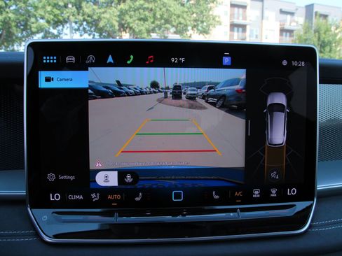Certified 2025 Volkswagen Tiguan SE FWD image 12