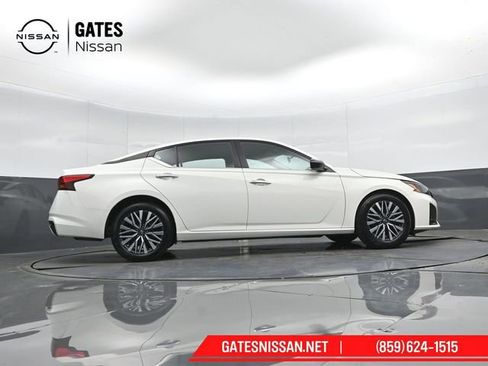 Used 2025 Nissan Altima 2.5 SV image 34