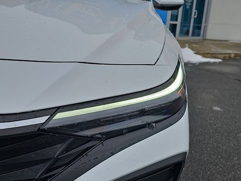 Used 2024 Hyundai Elantra SE image 9