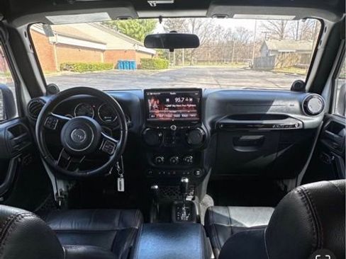 Used 2012 Jeep Wrangler Unlimited Sahara image 2