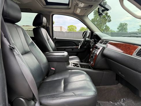 Used 2011 Chevrolet Suburban LT w/ Luxury Package AWD/4WD image 18