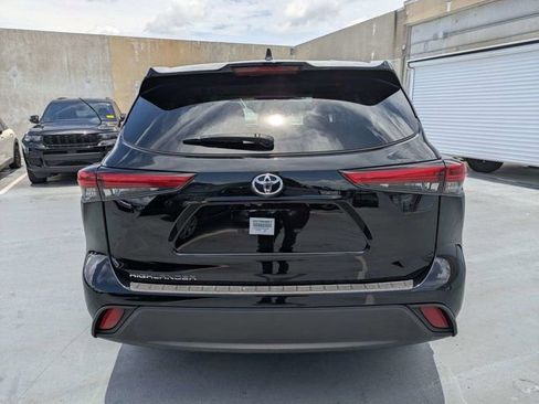 Used 2023 Toyota Highlander L FWD image 4