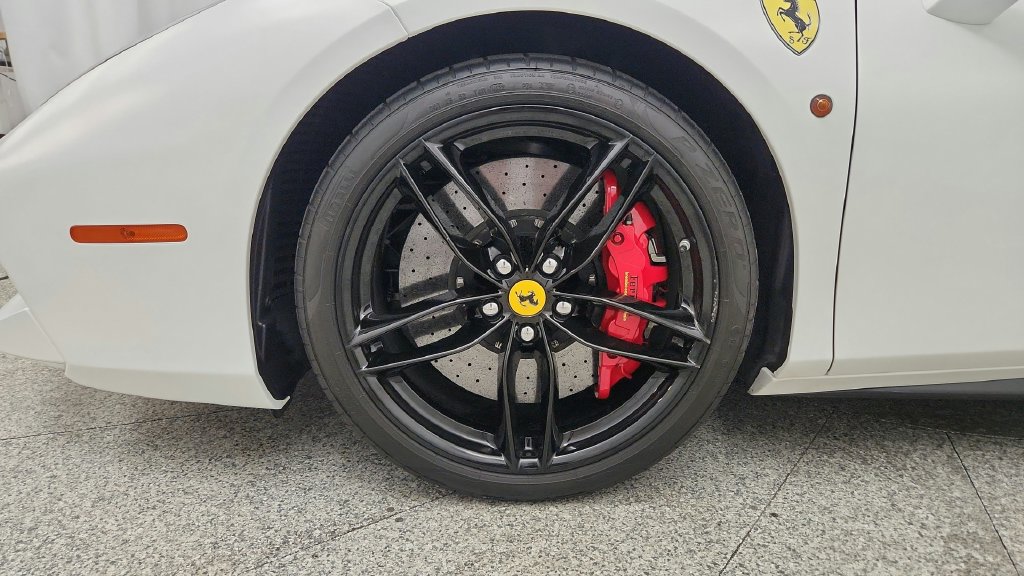 Used 2017 Ferrari 488 Spider RWD image 15
