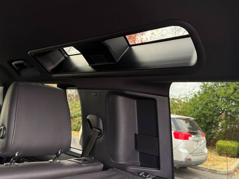 Used 2023 Land Rover Defender 110 image 48