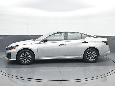 Used 2023 Nissan Altima 2.5 SV FWD image 3