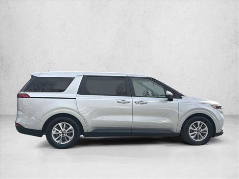 Used 2022 Kia Carnival LX image 4