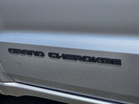 Used 2018 Jeep Grand Cherokee Altitude AWD/4WD image 15