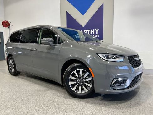 Used 2022 Chrysler Pacifica Touring-L FWD image 2