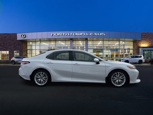 Used 2020 Toyota Camry XLE image 23