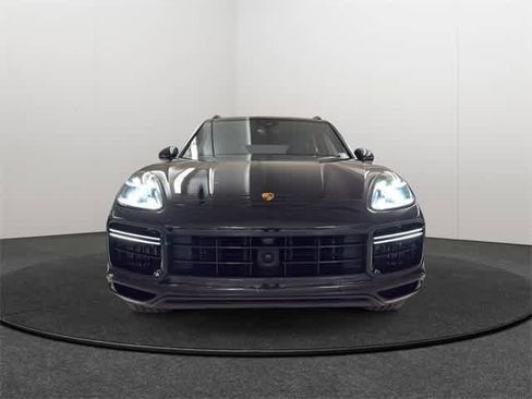 Used 2023 Porsche Cayenne Turbo image 2