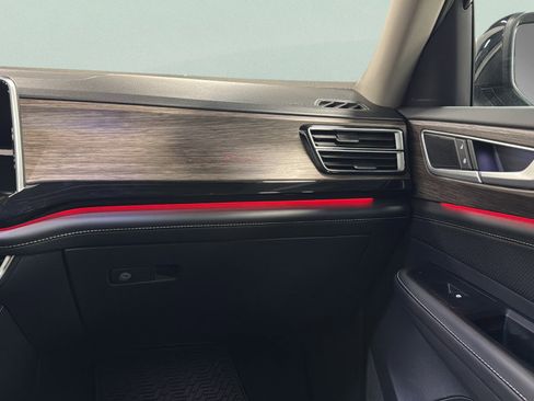 Certified 2025 Volkswagen Atlas SEL image 40