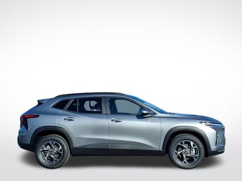 New 2026 Chevrolet Trax LT w/ Driver Confidence Package FWD image 2