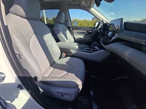 New 2026 Toyota Highlander Platinum image 11